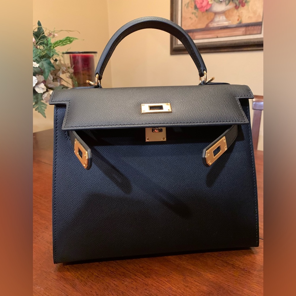 Absolutely stunning rare brand  new purse with handle .A must!